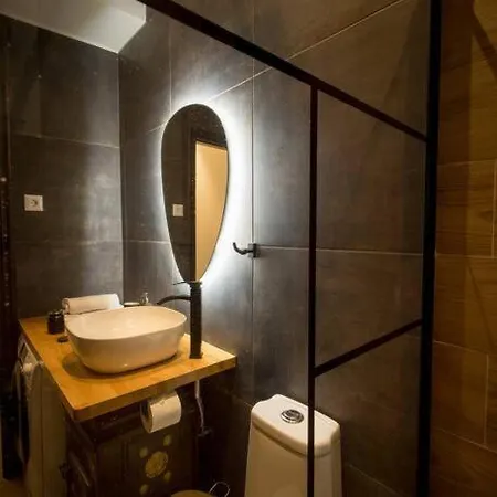 Victorian Elegance, Athens' Hidden Gem, 6br , 30sec To Metro , Ac , Netflix Apartment *